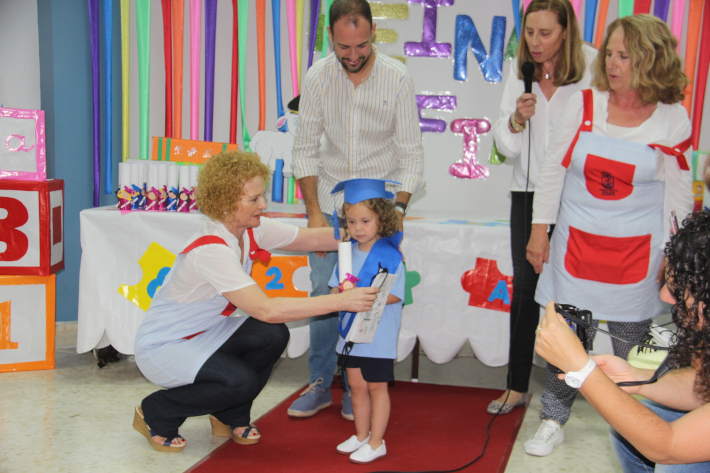 La Escuela  Infantil Reina Sofa  de Almucar celebra la graduacin de 39 alumnos 